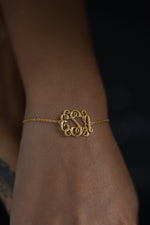 Kişiye Özel Harfli Monogram Bileklik – Zarif El Yazısı Tasarım